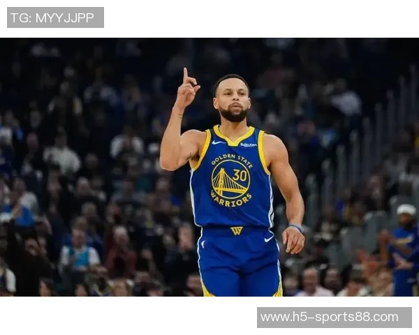 桑托斯盛赞库里无球跑动如引力场吸引所有人注意力的神奇魅力